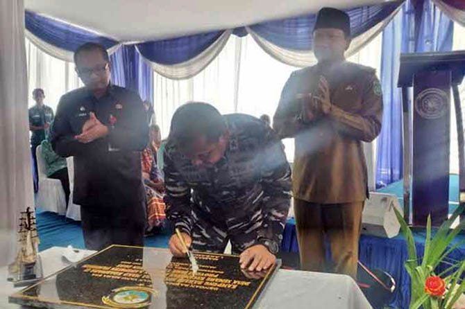 RESMI: Pangkoarmada II Laksamana Muda TNI Maman Firmansyah bersama Bupati Pasuruan Irysad Yusuf meresmikan Desa Semare menjadi Kampung Bahari, Senin (15/5). (Foto: Fuad Alyzen/Radar Bromo)