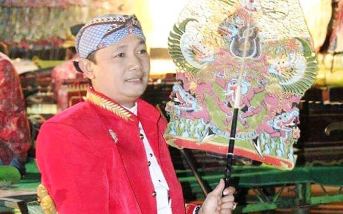 JAGA BUDAYA: Ki Erwin Guno saat hendak manggung. (Dok. Pribadi)