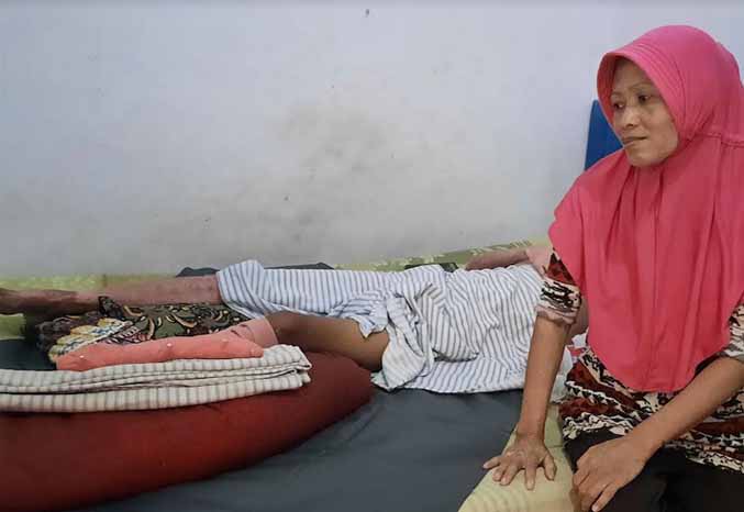 TUNGGU PSIKIS PULIH: Sholihin korban ledakan mercon di Sunan Bonang. (Foto: Fahrizal Firmani/Jawa Pos Radar Bromo)