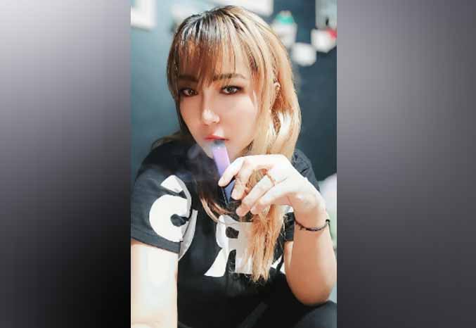 STYLIST: Riris Rakhmasari dengan device pod miliknya. Vape selalu dibawanya ke mana-mana dan bisa menambah gaya.( Foto: Fandi Armanto/Jawa Pos Radar Bromo)