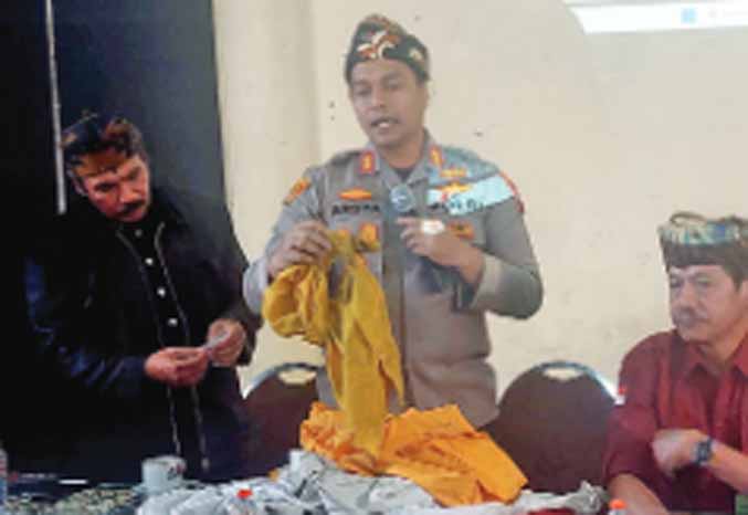 BUKAN DICURI: Polisi saat merilis kain di Patung Ganesha yang jatuh di bibir Bromo. Patung Ganesha akan diganti dan dipasang sebelum perayaan kasada. (Foto: dok Jawa Pos Radar Bromo)