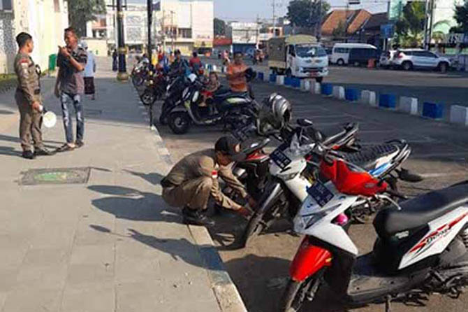 BANYAK PELANGGAR PARKIR: Pengunjung banyak parkir di dalam kanstin, sisi timur dan utara, Minggu (21/5). (Foto: Satpol PP Kota Pasuruan for Radar Bromo)