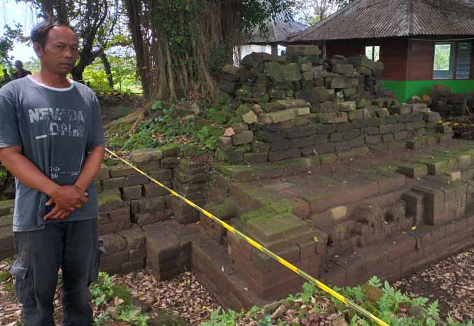 BANGGA: Susanto di temuan lokasi Candi Kesiman di Desa Sukoreno, Prigen. (Foto: Rizal F Syatori/Jawa Pos Radar Bromo)