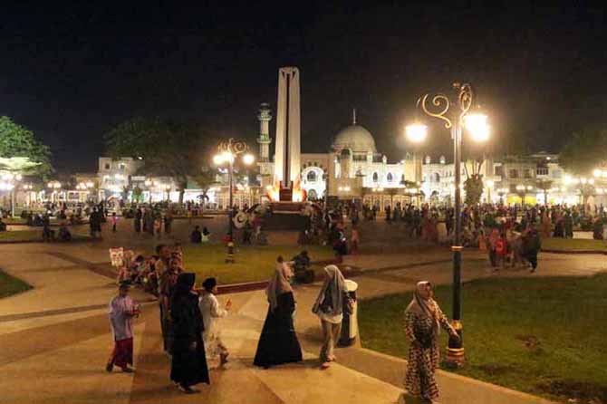 RAMAI: Suasana di Alun-alun Pasuruan saat malam hari yang dipenuhi pengunjung. Pengerjaan rehab minor untuk ruang terbuka hijau ini tetap dilanjut. (Foto: Mokhamad Zubaidillah/Radar Bromo)