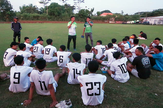 KOMITMEN: Para penggawa tim sepak bola Kota Pasuruan saat mendapat instruksi dari pelatih di sela-sela uji coba melawan tim Kabupaten Pasuruan, pertengahan Mei lalu. (Mokhamad Zubaidillah/Radar Bromo)