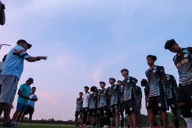 Para penggawa Kabupaten Pasuruan mendengarkan instruksi jajaran pelatih saat uji coba melawan Kota Pasuruan, Jumat (5/5). (Mokhamad Zubaidillah/Radar Bromo)