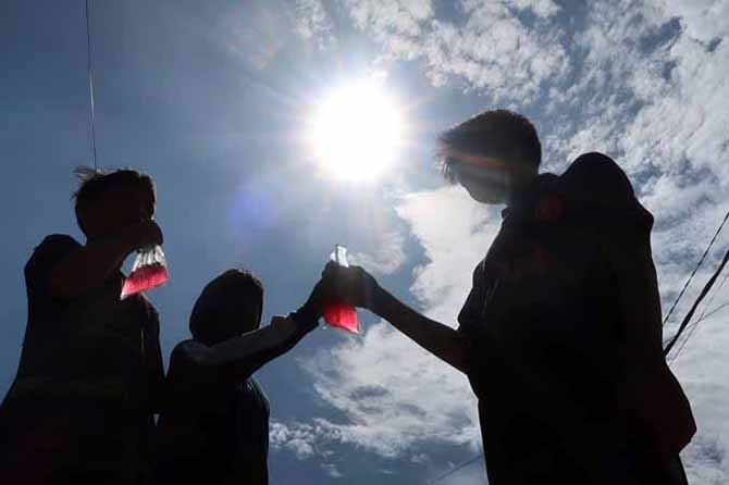 SEGARKAN DAHAGA: Sejumlah bocah di Kota Pasuruan menikmati minuman es di siang hari. (Foto: M Zubaidillah/Jawa Pos Radar Bromo)