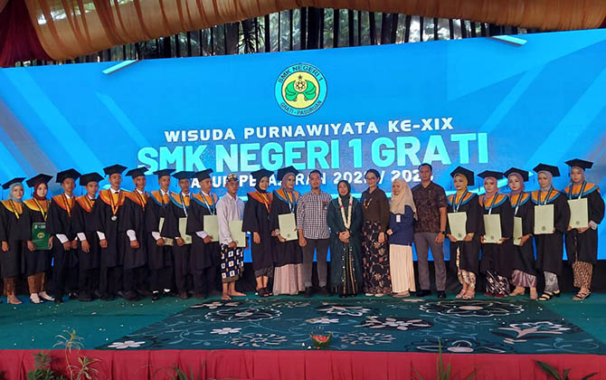 LANGSUNG KERJA: Penyerahan kontrak kerja dari beberapa perusahaan yang menjadi MitraDudika. (SMKN 1 Grati for Radar Bromo)