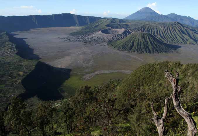 DATARAN TINGGI: Kawasan  Bromo dari Penanjakan. Banyak sejarah yang ada di kawasan ini. (Foto: M Zubaidillah/Jawa Pos Radar Bromo)