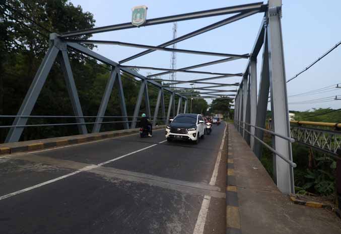 SUDAH RAMPUNG: Sejumlah pengendara melintas di Jembatan Tembero yang sudah rampung diperbaiki. Kini, giliran Jembatan Tumpang yang akan digarap. (Foto: M. Zubaidillah/Jawa Pos Radar Bromo)