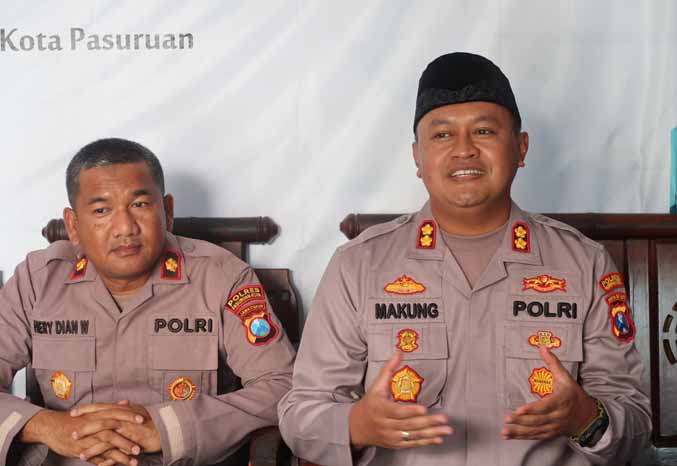 PEJABAT BARU: AKBP Makung Ismoyo Jati bersama Wakapolresta Kompol Heri Dian Wahono saat silaturahmi ke Balai Wartawan. (Foto: M Zubaidillah/Jawa Pos Radar Bromo)