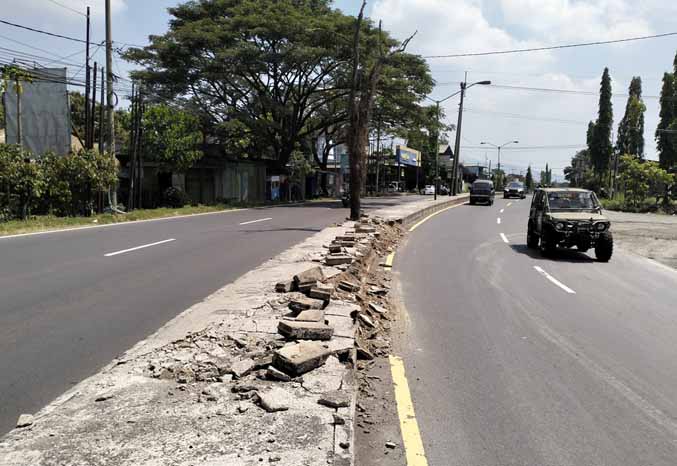 MROTOL: Median di bypass Pandaan yang rusak akan segera dibenahi BBPJN. (Foto: Rizal F Syatori/Jawa Pos Radar Bromo)
