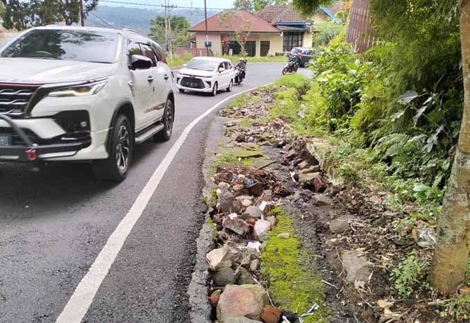 MEMBAHAYAKAN: Kondisi bahu jalan Tikungan S Tretes, Kecamatan Prigen, perlu segera diperbaiki. (Foto: Rizal Fahmi Syatori/Jawa Pos Radar Bromo)