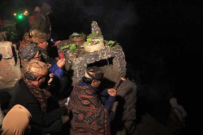 SAKRAL: Warga Tengger melakukan ritual di depan arca Ganesha saat perayaan Kasada, tahun lalu di bibir kawah Gunung Bromo. (Foto: Mukhamad Zubaidilah/jawa pos radar bromo)