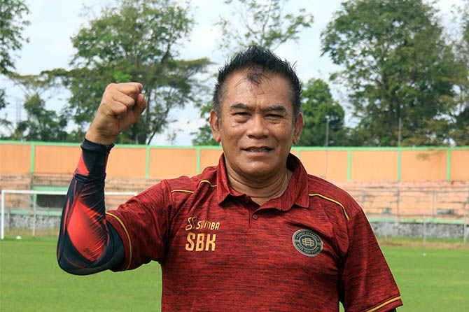 KENYANG PENGALAMAN: Subangkit kembali dipilih KONI untuk mengarsiteki tim Kabupaten Pasuruan di Porprov 2023. Keputusan diambil KONI lantaran kepengurusan Askab PSSI Pasuruan tak kunjung terbentuk. (Mokhamad Zubaidillah/Radar Bromo)