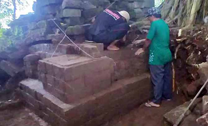 HARI KETIGA: Penggalian kotak dalam proses eskavasi tahap dua temuan candi di Desa Sukoreno, Kecamatan Prigen. (Foto: Rizal F. Syatori/Jawa Pos Radar Bromo)