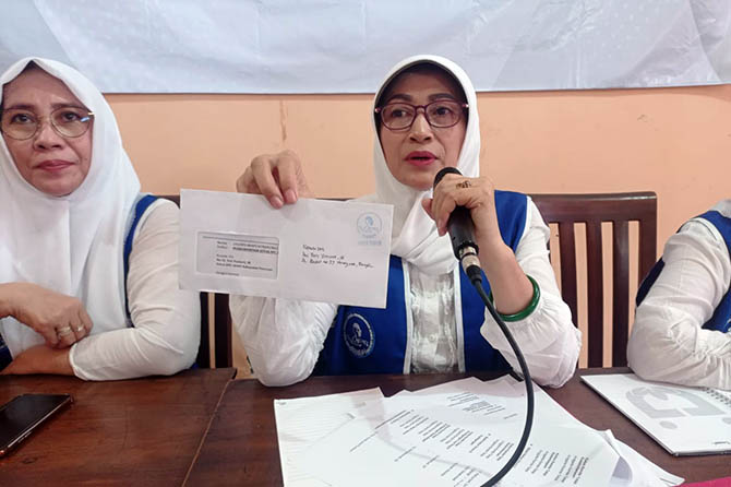 GELAR PLENO: Pengurus DPC IWAPI Kabupaten Pasuruan menunjukkan SK dari DPD IWAPI Jatim soal pemberhentian kepengurusan dan penunjukan Plt, Rabu (17/5). (Rizal Syatori/Radar Bromo)