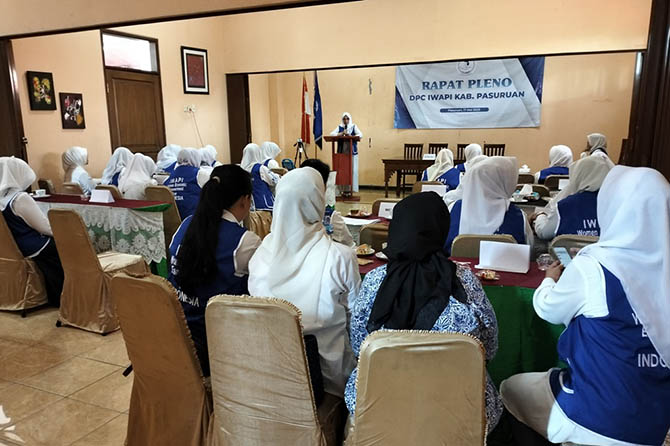 Pengurus DPC IWAPI yang diberhentikan memilih menggelar sidang pleno dan menolak SK DPD Jatim. (Rizal Syatori/Radar Bromo)
