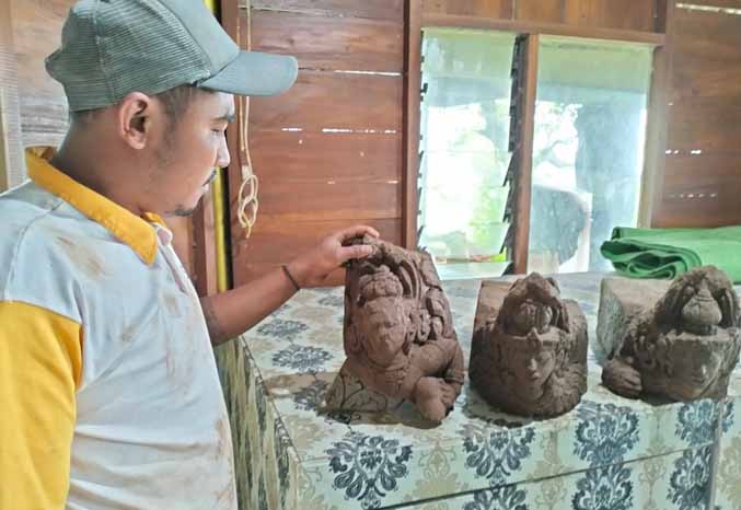 BATU ANTEFIKS: Tiga artefak kinara kinari yang ditemukan saat proses eskavasi tahap kedua di lokasi Candi Kesiman, Desa Sukoreno, Kecamatan Prigen. (Foto: Rizal F Syatori/Jawa Pos Radar Bromo)