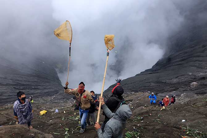 DIBATASI: Para pemarit saat berebut sesaji pada peringatan Yadnya Kasada tahun lalu. Tahun ini, pemarit dilarang menangkap sesaji.