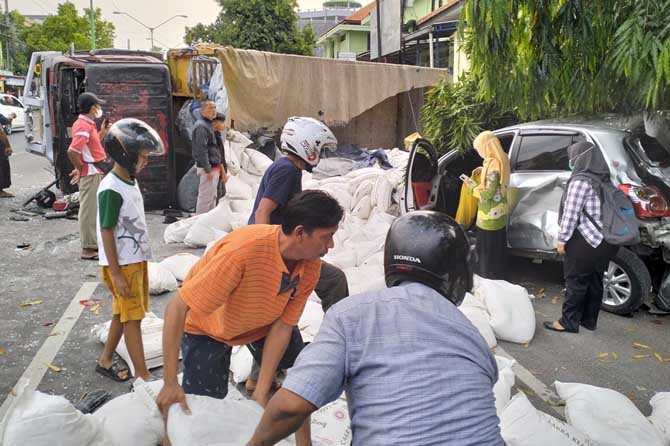 MUATAN TERCECER: Kondisi truk tronton usai hilang kendali gara-gara rem blong hingga memicu kecelakaan beruntun di Pandaan. (Rizal Syatori/ Radar Bromo)