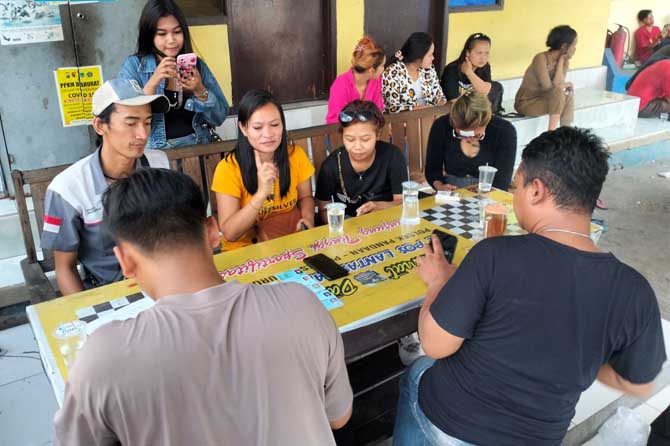 PERJALANAN TERGANGGU: Sejumlah penumpang mobil travel Toyota Hiace didata petugas usai mobilnya mengalami kecelakaan di Prigen, kemarin. (Rizal Syatori/ Radar Bromo)