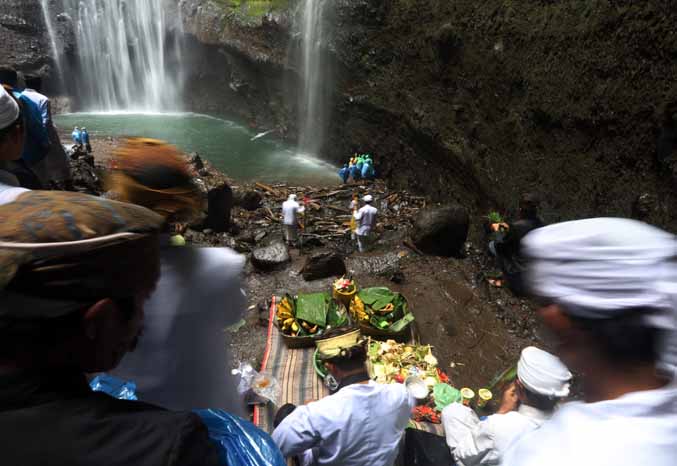 AIR SUCI: Ritual Mendak Tirta atau pengambilan air suci di Air Terjun Madakaripura di Kecamatan Lumbang, Kabupaten Probolinggo, Jumat (2/6). (Foto: Zainal Arifin/Jawa Pos Radar Bromo)
