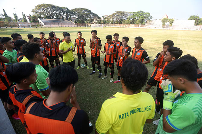 TARGET LOLOS PRA-PORPROV: Para penggawa tim sepak bola Kota Probolinggo berdoa bersama usai menjalani latihan, Rabu sore (31/5). (Zainal Arifin/Radar Bromo)