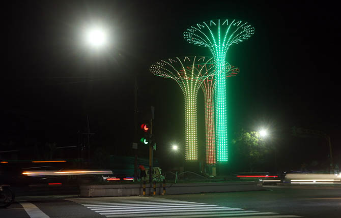 MASIH TRIAL: Lampu hias di pertigaan Ketapang, Kota Probolinggo ini pembangunannya baru selesai 50 persen dan masih tahap trial. (Zainal Arifin/Radar Bromo)