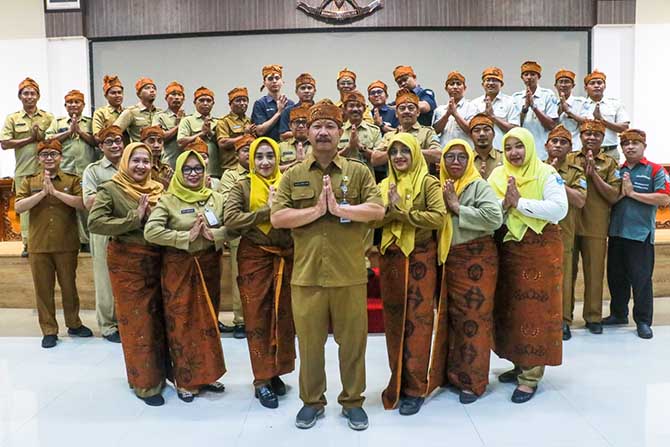 CIRI KHAS: Pegawai Diskominfo Pemkab Probolinggo mencontohkan pemakaian Udeng Tengger, beberapa waktu lalu. (istimewa)