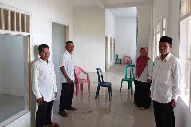 DEKAT BALAI DESA: Sejumlah aparatur Desa Kertonegoro berada di gedung Posyandu yang baru dibangun tahun ini. Di lantai duanya dijadikan aula serbaguna. (Foto: Agus Faiz Musleh/Jawa Pos Radar Bromo)