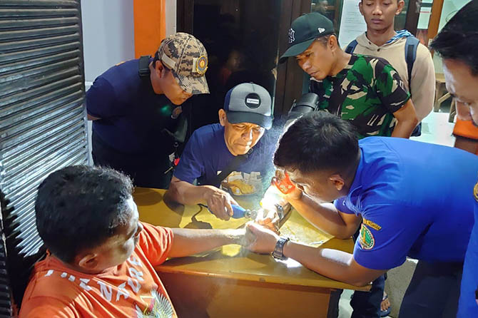 DIGERINDA: Petugas Damkar saat proses memotong cincin warga Gadingrejo, Jumat (9/6) lalu. (BPBD Kota Pasuruan for Radar Bromo)