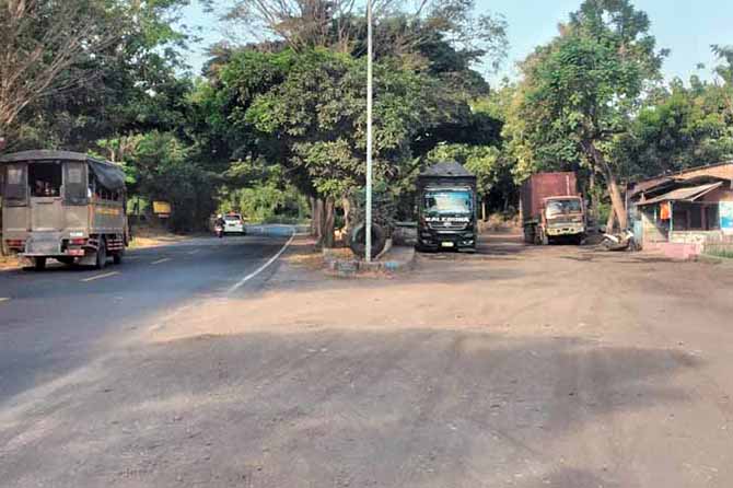 BUKAN TEMPAT PARKIR: Sejumlah truk yang parkir di sisi selatan tikungan jembatan Petung di Jalan KH Hasyim Asari, Senin (12/6) siang. (Foto: Fuad Alyzen/Radar Bromo)