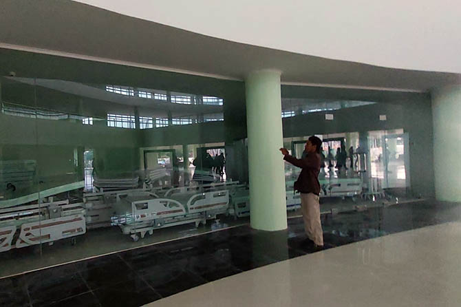 SUDAH LENGKAP: Persiapan bed/tempat tidur di RSUD Ar-Rozy dilakukan sambil menunggu izin operasional keluar. Semua petugas di RSUD pun sudah lengkap sesuai dengan struktur organisasi. (Arif Mashudi/Radar Bromo)