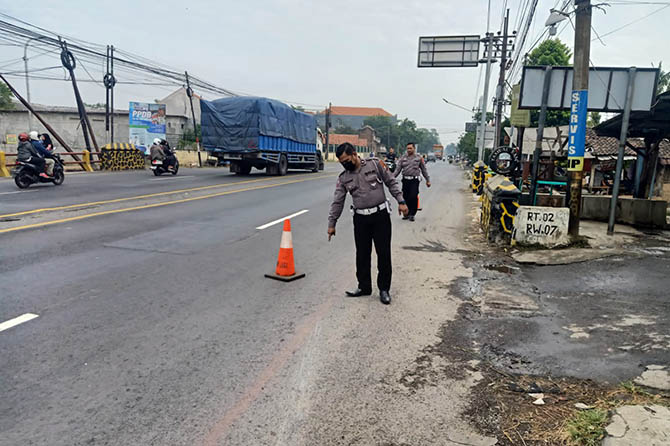 LOKASI LAKA: Petugas Satlantas Polres Pasuruan Kota mengecek lokasi kecelakaan di Jalan Raya Ngopak, Senin (12/6) pagi. (Istimewa)