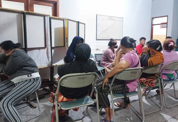 DIDATA: Para PSK saat berada di markas Satpol PP. Dari 15 PSK, empat diantaranya di temukan reaktif akan HIV. (Foto: Agus Faiz Musleh/Jawa Pos Radar Bromo)