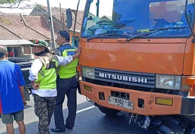 MASUK KOLONG: Motor yang dikendarai Sailie yang masuk ke kolong truk selah tabrakan siang kemarin di Jalan raya Ngopak. (Foto : Istimewa)
