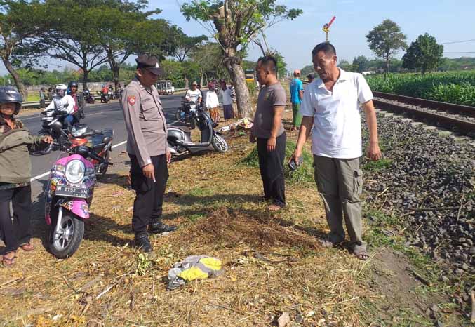 CEK TKP: Anggota Polsek Tongas, Polres Probolinggo Kota, mendatangi TKP kecelakaan KA yang menimpa M Sidik di Desa Bayeman, Kecamatan Tongas, Rabu (14/6). (Arif Mashudi/Jawa Pos Radar Bromo)