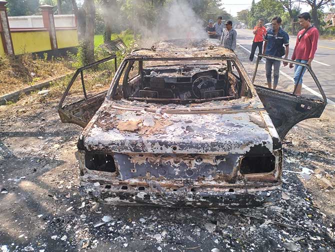 LUDES: Mobil sedan Mazda 323 milik Nur Fauzi setelah padam kebakaran, Jumat (16/6) pagi. (Foto : Fuad Alyzen Jawa Pos Radar Bromo)