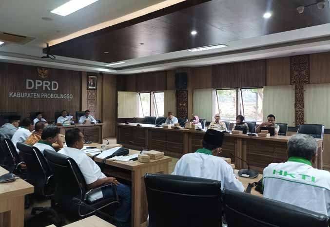 HEARING: Pengurus Himpunan Kerukunan Tani Indonesia Kabupaten Probolinggo saat melakukan rapat di gedung dewan membahas DBCHT. (Foto: Agus Faiz Musleh/Jawa Pos Radar Bromo )