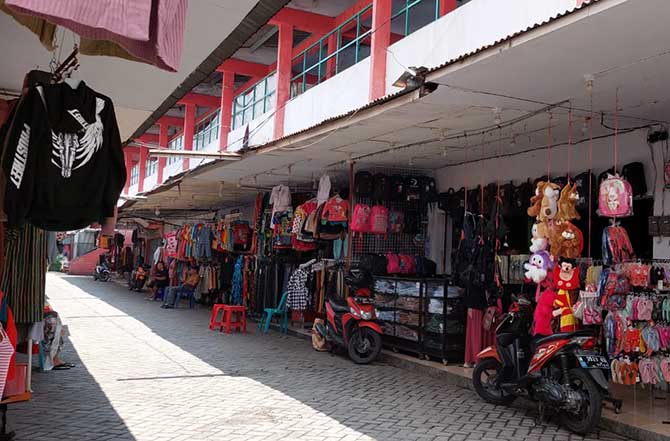SEPI: Sempat menjadi primadona, kini Pasar Gotong Royong sepi pengunjung. Akibatnya, banyak ruko yang tutup atau dijual. (Arif Mashudi/ Radar Bromo)