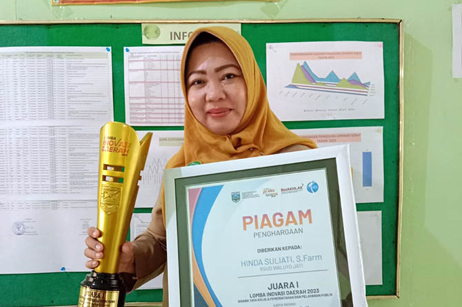INOVATIF: Hinda Suliati, S.Farm, Tenaga Teknis Kefarmasian di Instalasi Farmasi Depo Rawat Jalan RSUD Waluyo Jati Kraksaan. Inovasinya, Sobat, berhasil menjadi juara I Lomba Inovasi Daerah 2023. (Didik Purwanto/Radar Bromo)