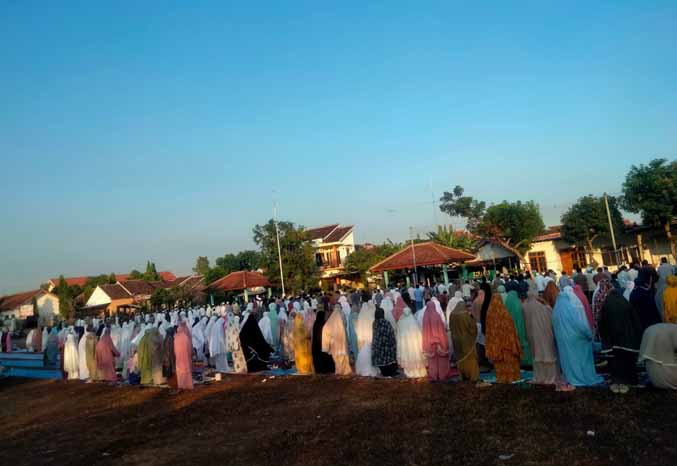 KHUSYUK: Jemaah salat Idul Adha di lapangan Paiton Rabu (28/6). (Foto: Istimewa)