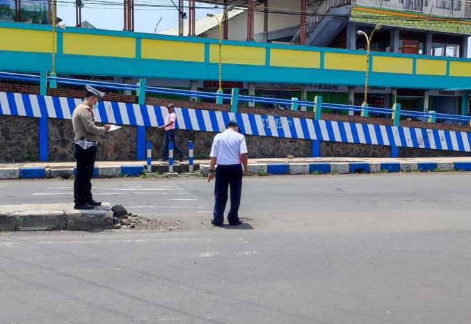 SERING DIPAKAI MENYEBERANG: Petugas Kepolisian dan Dishub saat menyurvei simpang tiga Ngopak beberapa waktu lalu. (Foto: Satlantas for Jawa Pos Radar Bromo)