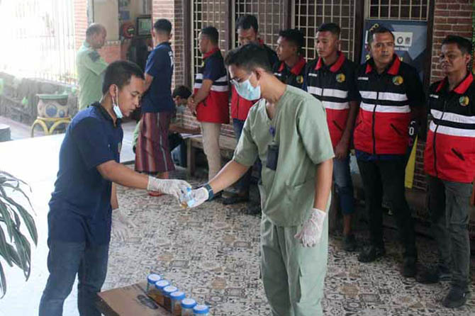 ACAK: Petugas melakukan tes urine ke sejumlah warga binaan di Lapas Pasuruan, Senin (5/6). (Foto: Lapas Pasuruan for Jawa Pos Radar Bromo)