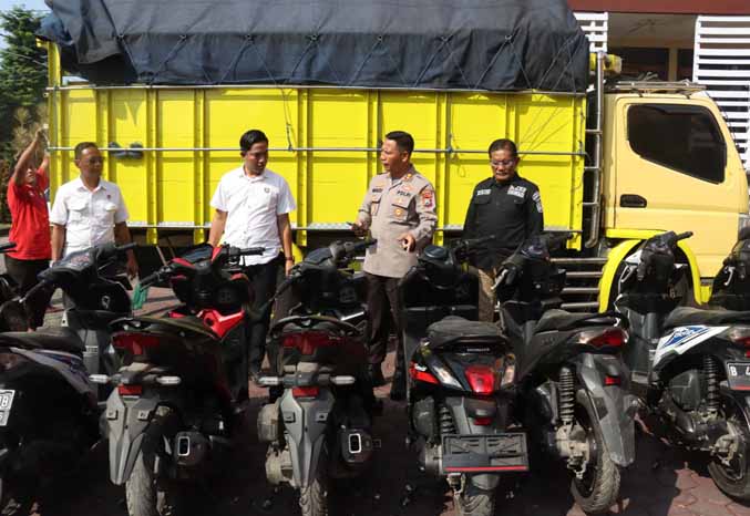 TANPA SURAT: Kapolres Probolinggo Kota AKBP Wadi Sa’bani mengecek sejumlah motor yang dibawa Wiwin dan Muhammad. (Foto: Humas Polres Probolinggo Kota for Jawa Pos Radar Bromo)