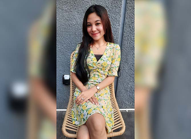 Dwi Febri Indriyani, terlihat cantik dan feminim dengan mini dress. (Fahrizal Firmani/Jawa Pos Radar Bromo)