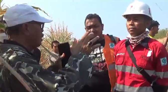Rekaman video saat Kades Tamansari Sutadji menolak tambang di Gunung Pandek. (Foto: Screenshot)