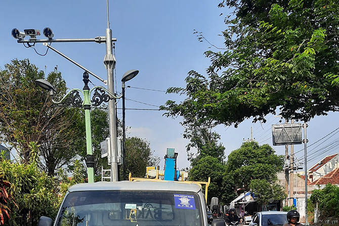 SUDAH TERPASANG: Salah satu titik pemasangan CCTV ETLE di sisi barat Simpang Raden Wijaya, Kota Probolinggo. (Fahrizal Firmani/Jawa Pos Radar Bromo)