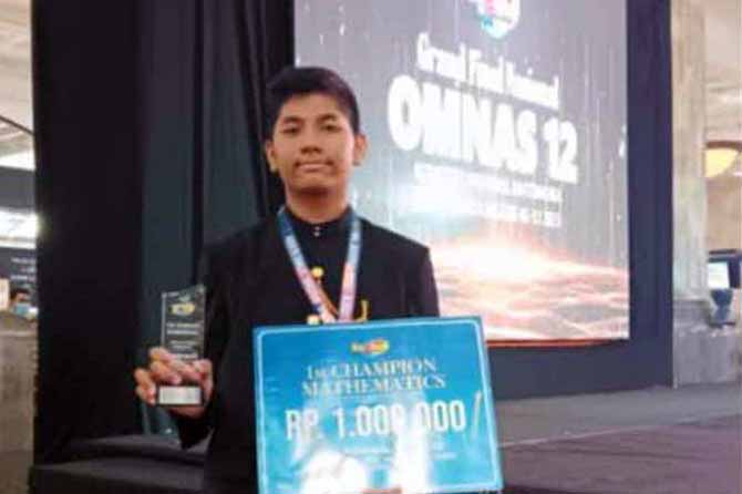SMART: Steve Delphi Basori saat menerima penghargaan. (Foto: Dok. Pribadi)